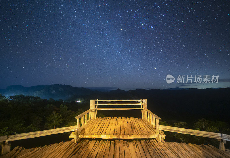 古老的木质阳台阳台与山的夜景在Baan Ja Bo, Mae Hong Son，泰国